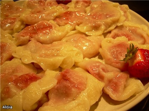Вареники с клубникой Готовила из мороженой клубники - 2