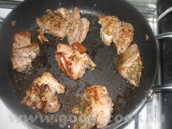 Промариновавшееся мясо обжариваем небольшими порциями быстро на сильном огне на сковороде до зарумя... - 2