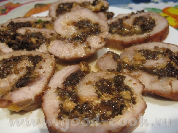 Мясной рулет с черносливом и сыром