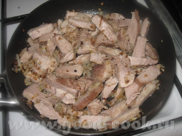 Добавляем кусочки мяса и немного обжариваем вместе с луком