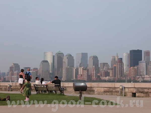 Но картина, которую видим мы, выйдя из музея, конечно же отличается от NY, который манил еммигранто...
