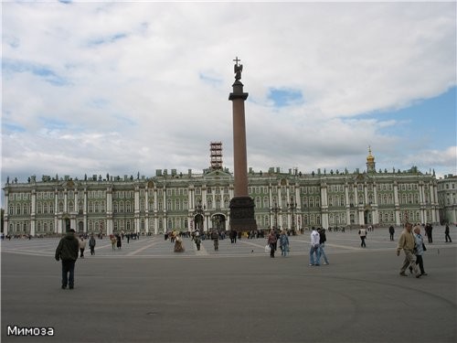 Изначально по плану Петра Первого главной площадью города была Троицкая площадь (б
