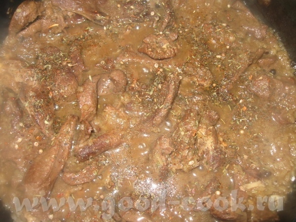 Поскольку сердце – это довольно жесткий продукт – подливаем в сотейник мясной бульон или просто вод... - 2