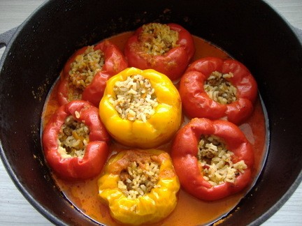 Фаршированный перец начинка:сырой рис,фарш ,морковь и лук (по желанию),обжариваем,добавляем приправ...