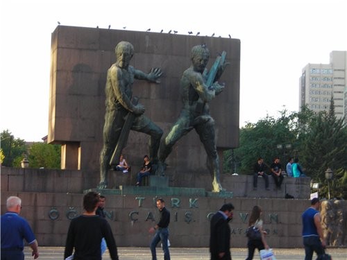 Центр города А это фонтан в парке рядом и за фонтаном статуя-призыв к неустанному труду Статуя побл... - 3