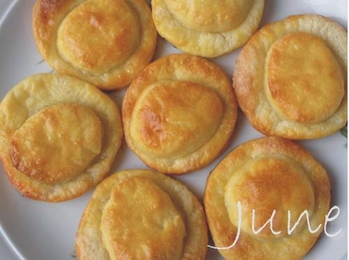 Вот такие ватрушечки со вкусом сыра делала на завтрак: Ватрушка «Лакомка» 500 г творога, 200 г масл...