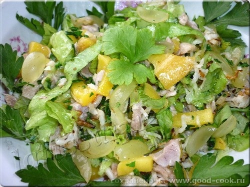салат с манго, сельдереем, курицей и виноградом