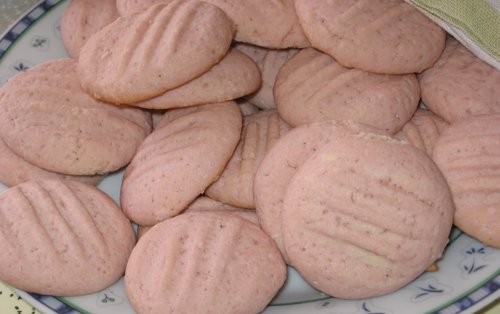 И так Пурим: Уши с маком и финиками (это не газета, а поднос так оформлен) Уши с шоколадной пастой... - 6