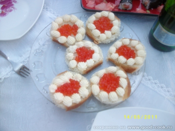 продолжение бутерброды с сливочным сыром + икра отбивная с грибами и сыром салат с фасолью,кукурузкой и сухариками,...