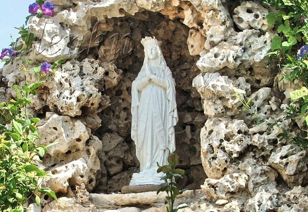 Повсюду многочисленные статуи Девы Марии - 2