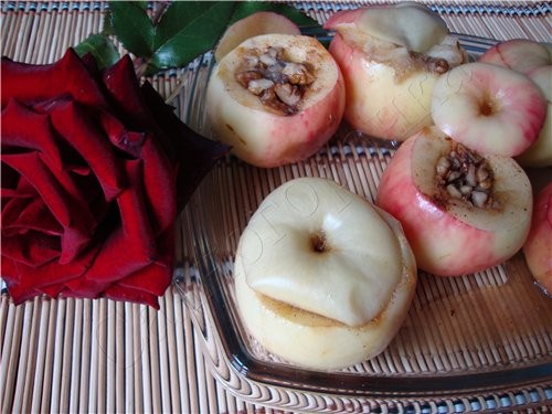 ЯБЛОКИ ЗАПЕЧЕНЫЕ С ОРЕХАМИ