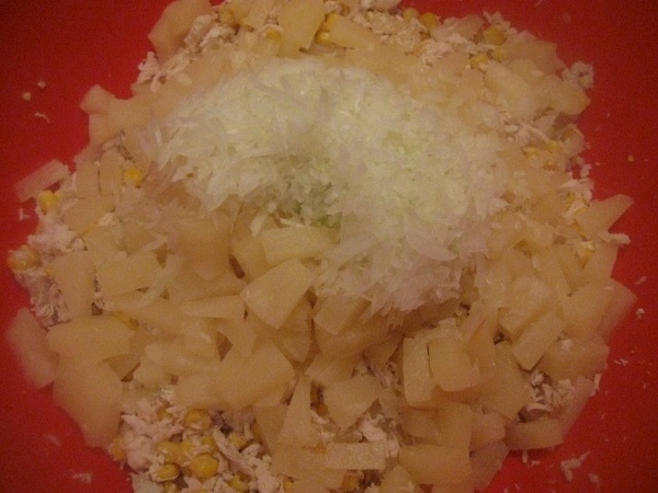 К мясу с кукурузой добавляем ананасы и мелко нарезанный лук - 2
