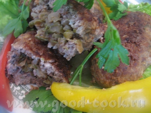 КОТЛЕТЫ С СОЛЕНЫМИ ОГУРЦАМИ Вкусные котлетки с начинкой из соленых огурцов, которые придают пикантн...