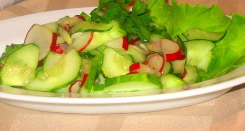 Салат "Камчатка" Рис отварной, кукуруза, свежий огурец, крабовые палочки, соль, зелень, майонез - 2