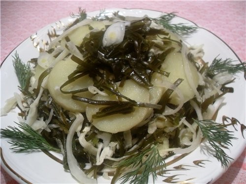 Салат из морской капусты морская капуста две сваренных картошки свежая капуста белокачанная 1 луков...