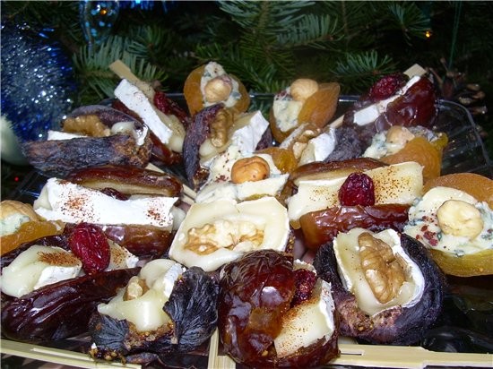 Десертная закуска Финики, Курага и Инжир с сыром Бри и Рокфор Финики крупных сортов «Султан» курага... - 2