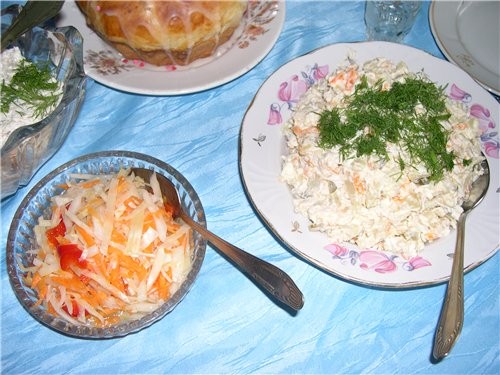 САЛАТ "СТОЛИЧНЫЙ" 1 отварная куриная грудка 2 отварных яйца 6 отварных картофелин 2 соленых огурца...