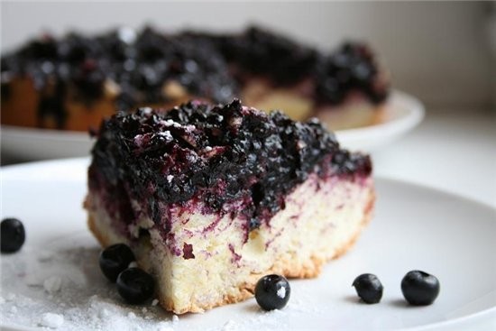 Шарлотка с черникой