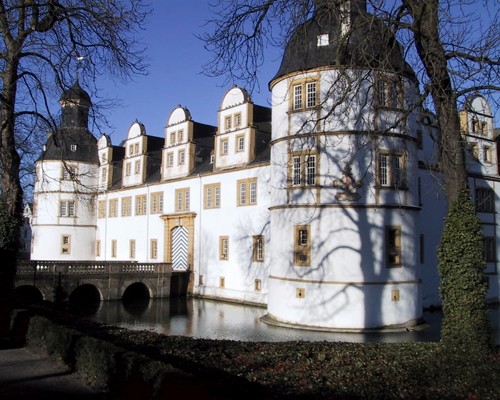 Вот такой замок стоит в одной из частей Падерборна, которая так и называется "Schloss - Neuhaus" -...
