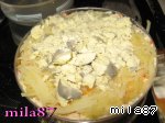Затем слой картофеля и три желточка, тщательно промазываем майонезом и прижимаем