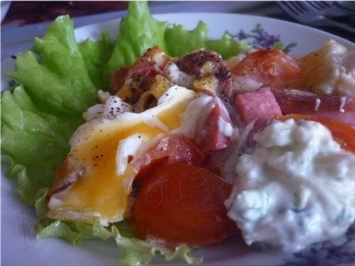 ФРИТТАТА С ЛУКОМ, СОСИСКАМИ, ЗЕЛЁНОЙ ФАСОЛЬЮ И ПОМИДОРКАМИ-ЧЕРРИ