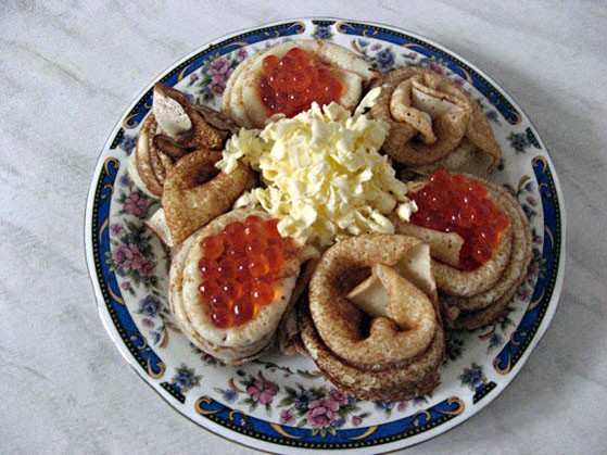 Моя закуска(хотя может сойти за самостоятельное блюдо) Блинчики, красная икра, в центре охлажденное...