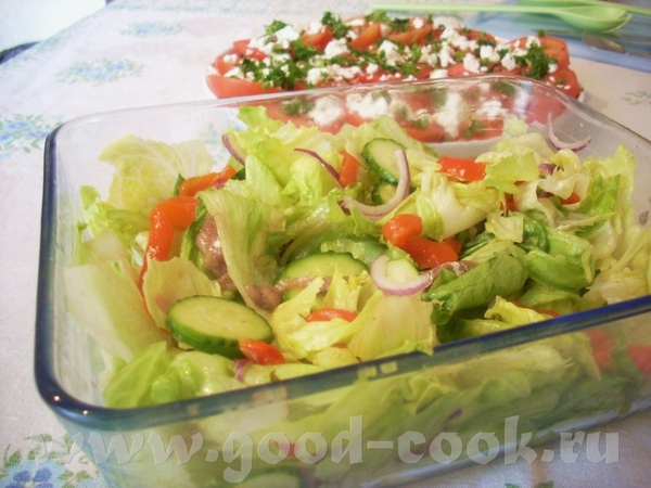 Листовой салат с печёным перцем и анчоусами