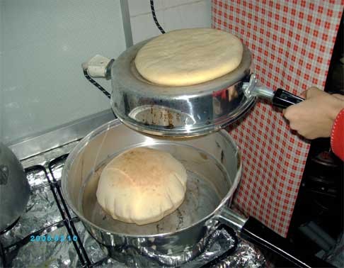 , кастрюля похожа на большой ковшик, нижняя часть - обычный ковшик, а верхняя - ковшик со спиралью - 3