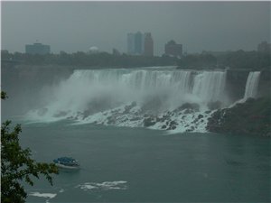 А это фото сомого водопада с канадской стороны: Вода падает с такой силой, что мелкая водяная пыль...