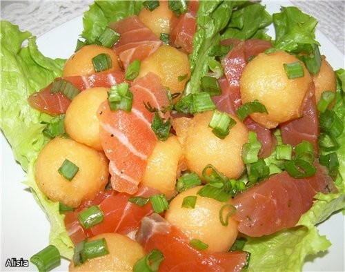 САЛАТ С ДЫНЕЙ И ЛОСОСЕМ Булочки с чесноком и розмарином BAGELS (бублики) GRAVLAX/СОЛЁНЫЙ ЛОСОСЬ гам... - 2