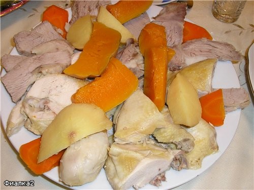 ЯХНИЕ (МЯСНОЕ АССОРТИ), украшенное вареными овощами и айвой (время переваривания - от 6 до 12 часов...