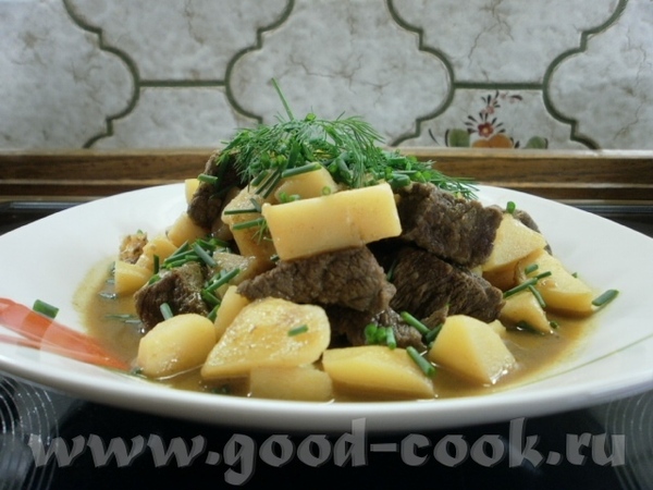 Тушеная картошечка с мясом а-ля гуляш (добавляла приправу для венгерского гуляша во время тушения)...