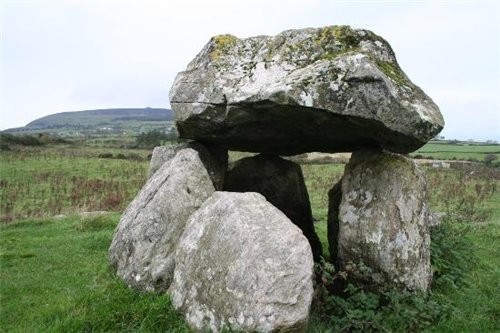 Ето озеро Lough Gill и Parke&#39;s Castle(1600) Carrowmore Megalithic Cemetery- кладбище периодa ме... - 2