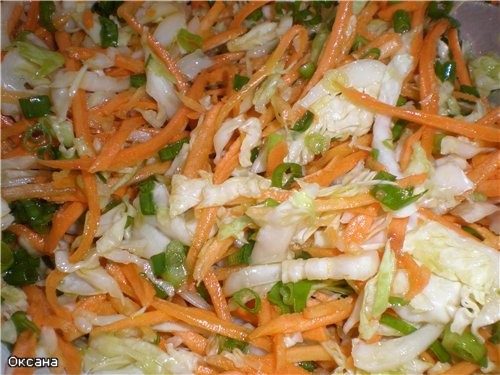 Салат с капустой и морковкой капусту нашинковать, морковь натереть на терке для корейской моркови,...