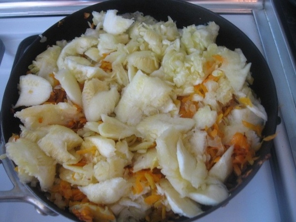 Мякоть кабачков добавляем к луку с морковью в сковороду - 2