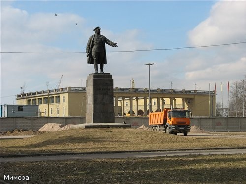 Мы подошли к бывшему стадиону имени С