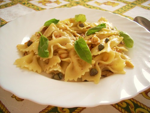 Фарфалле с кедровыми орешками, печеным чесноком, сыром и каперсами