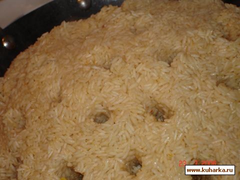 Деревянной лопаточкой ( можно обратной стороной шумовки) проделать вот такие отверстия