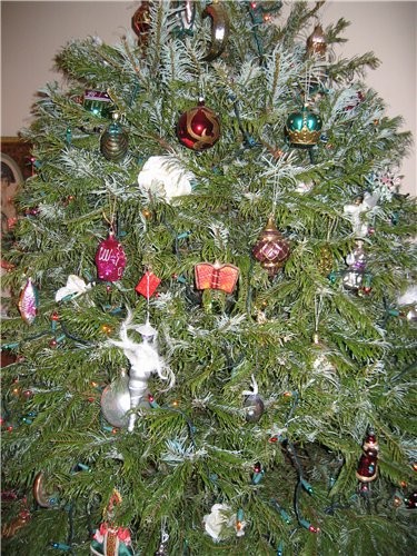 Моя елка и приложение к ней: муж создает праздничное настроение, играя популярные зимние песенки