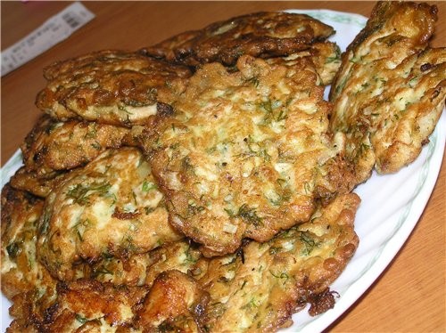 Оладушки из куриного филе 500 - 600 г куриного филе, 150 г майонеза, 1 луковица, 3 яйца, 2 ст