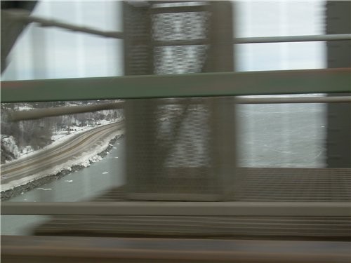 такой кораблик, перевозит людей и машины, хотя, есть два моста, это мост Квебек и Пьер ла Порт - 8