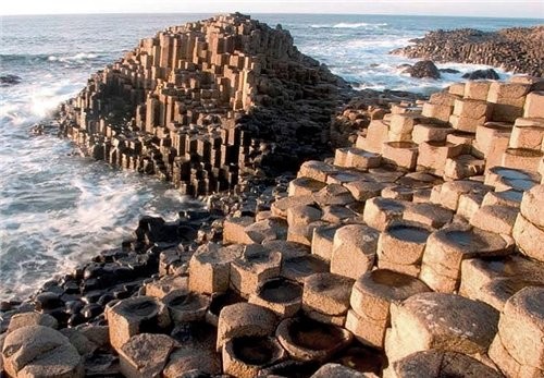 Giant&#39;s Causeway- доро&#769;га гига&#769;нтов — местность, где находятся около 40 000 соединенн... - 9
