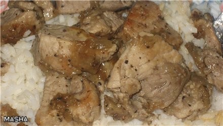 ЖАРЕННАЯ СВИНИНА Свининку режим на кусочки и маринуем в оливковом масле, соль, перец, сок лимона