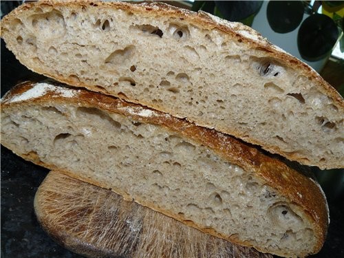 Вкусный хлеб с крупнопористым мякишем, хрустящей корочкой(пока тёплый)