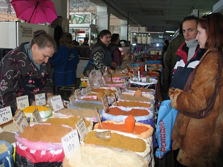 Прямо на рынке в тандыре пекут самсу и лепешки - 3