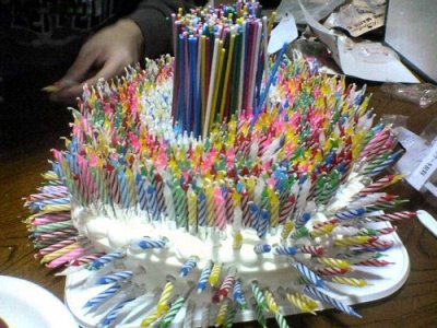 Если вашим гостям хочется праздника и тортика со свечами, вставьте свечей по количеству лет каждого...