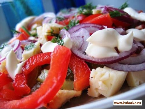 салат с курицей , паприкой и солеными огурчиками куриная грудка(порезать полосками и жарить на раст