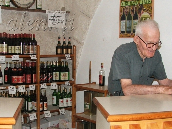 При монастыре есть небольшой магазинчик, где можно попробовать и приобрести вина, бренди и оливково... - 2