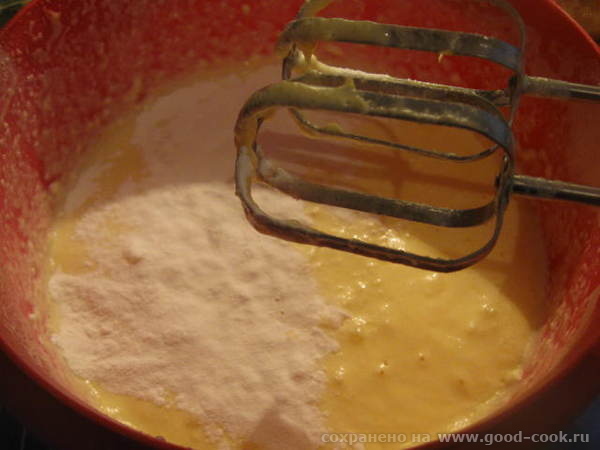Берем 160 г размягченного сливочного масла и добавляем его, взбивая, к яйцам с сахаром - 3