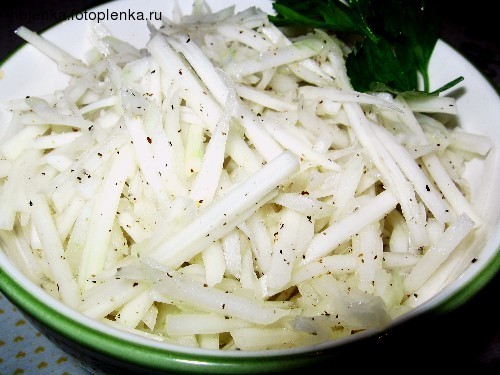 Девочки,а у нас вчера были Сочные куриные бёдрышки Салат из кольраби и лука - 2